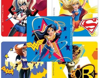 Pegatinas con licencia* de DC Super Girls - DC Comics - Sellos para sobres, recuerdos de fiesta, tablas de recompensas para padres, premios al mérito para maestros, fiesta de cumpleaños