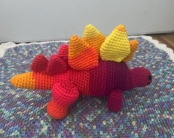 Roter Stegosaurus, Gelber Stegosaurus, gefüllter Dinosaurier, rotes Stofftier, Dinosaurierliebhaber, prähistorisches Spielzeug, gehäkelter Dinosaurier, Stegosaurus