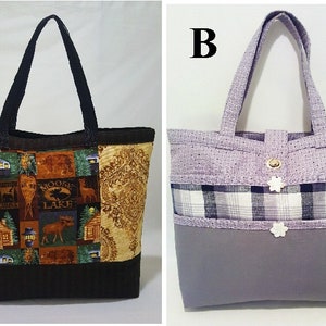 Può includere: Due borse tote. La borsa A è marrone con un bordo nero e un design a patchwork con un alce e le parole "Moose Lake". La borsa B è viola con un design a quadri bianchi e neri e un bottone bianco.