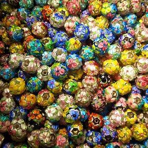 Puede incluir: Un montón grande de cuentas de vidrio de colores con diseños florales. Las cuentas son redondas y tienen un agujero en el centro para enhebrar. Las cuentas son una mezcla de colores, incluyendo azul, verde, amarillo, rojo, rosa y blanco.