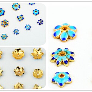 以下が含まれることがあります： 小さな花型のジュエリーパーツのコレクション。 金色の金属で花型になっているものもあれば、金色のアクセントが付いた青いエナメルデザインのものもあります。 これらのコンポーネントは、おそらくジュエリー作りに使用されます。