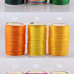 Puede incluir: Nueve carretes de cordón encerado de colores, cada uno etiquetado con una letra y un número, para manualidades y elaboración de joyas.