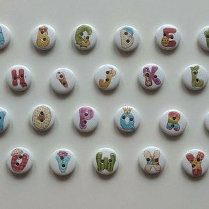 Juego de 10 botones con letras del alfabeto/Botones de madera x 10/Botón con letras/Botón con letras bonito/Botones para niños/Regalo para niña/Regalo para niño