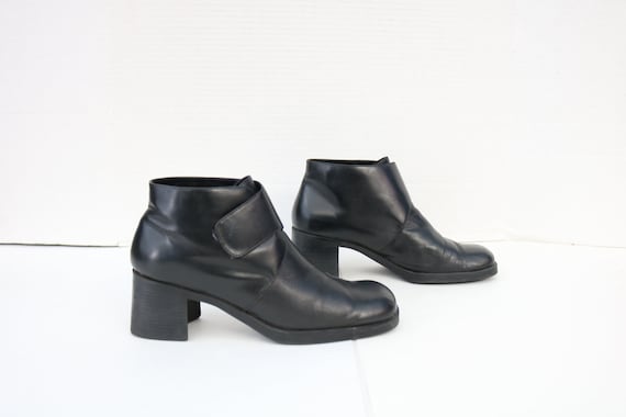 WHITE MOUNTAIN heel black velcro strap boots size