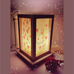 Lampade in legno Alice nel Paese delle Meraviglie . Lampada Artigianale Originale e Personalizzabile.| Illuminazione per la casa