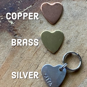 Pu&ograve; includere: Tre etichette metalliche a forma di cuore in rame, ottone e argento. L'etichetta d'argento ha la parola "PITA" incisa ed &egrave; attaccata a un portachiavi d'argento.