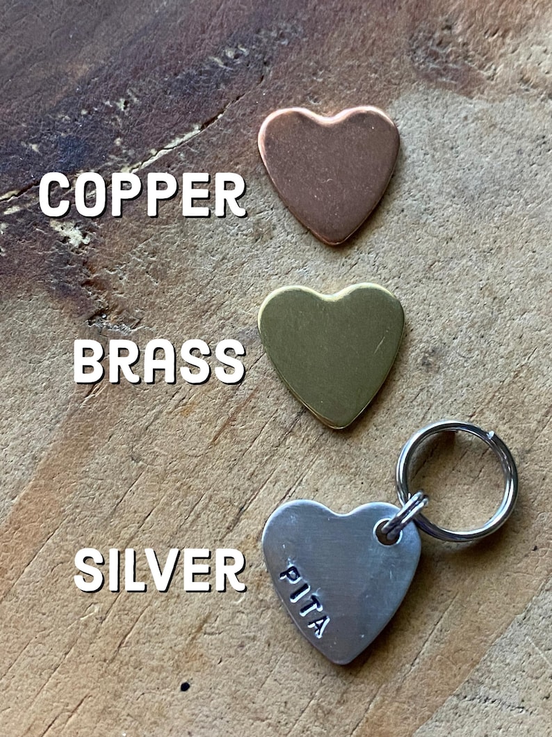 Pu&ograve; includere: Tre etichette metalliche a forma di cuore in rame, ottone e argento. L'etichetta d'argento ha la parola "PITA" incisa ed &egrave; attaccata a un portachiavi d'argento.