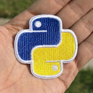 Może przedstawiać: Naszywka haftowana w kolorze niebieskim i żółtym w kształcie logo języka programowania Python, do prasowania.