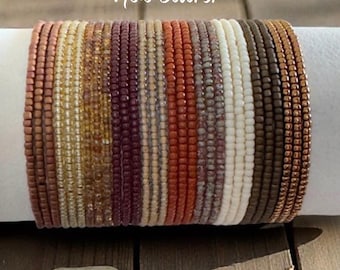 Pulseras elásticas apilables con cuentas en tonos tierra cálidos. Juego de 3 o los 10 colores. Joyería bohemia hecha a mano.
