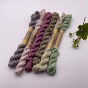 Stickgarn Set aus SEIDE/WOLLE Mischung Set mit 6 natürlich gefärbten Garnen mauve/grau/grün