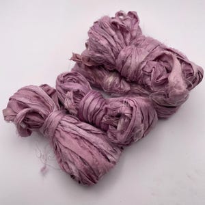 Cinta de seda sari reciclada teñida con plantas en color MALVA // Hilo de seda // Teñido a mano // Cinta para peinar // Cinta floral // Cinta para regalo // Rosa // Malva // Lila