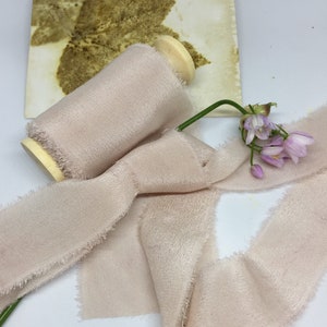 BLUSH hand geverfd zijde crêpe lint//plant geverfd//eco geverfd//bruiloft lint//styling lint//foto prop//cadeau lint//briefpapier lint//roze