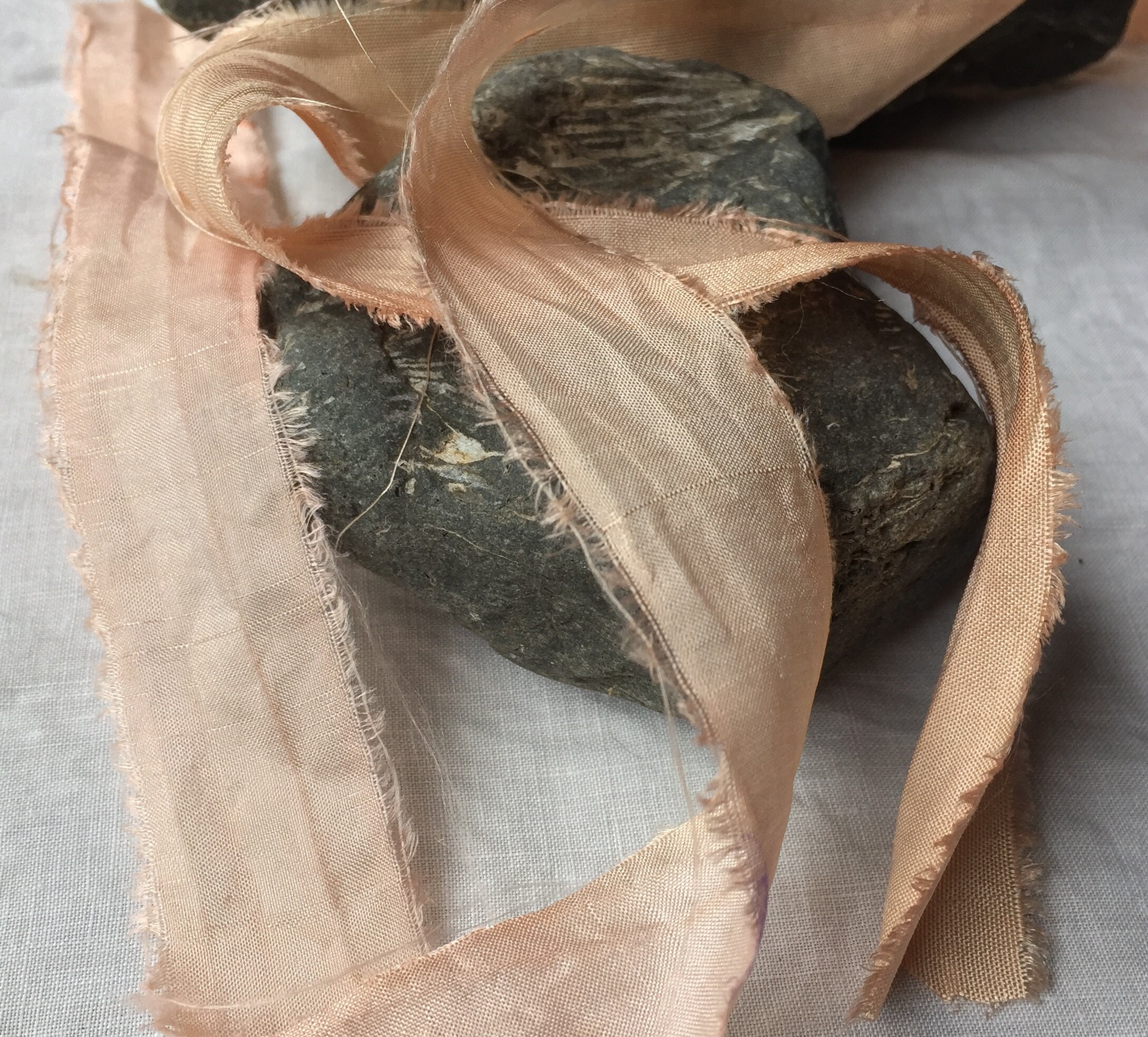 CHAUSSURES de BALLET plante ruban de soie de sari recyclé teint / / teint à la main / / style/mariée/ruban de mariage / / papeterie ruban/argent/rose / / cadeau ruban CHAUSSURES de BALLET plante de ruban de soie de plante sari recyclé teint / / teint à la main / / style/mariée/ruban de mariage / / papeterie ruban/argent/rose / / cadeau ruban d9dddd
