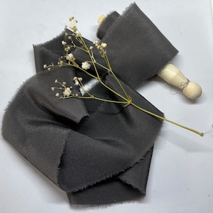 NOIR cinta de crepé de chine de seda teñida a mano//teñida de plantas//teñida ecológica//cinta de boda//cinta de ramo//cinta de estilo//accesorio fotográfico//regalo//negro