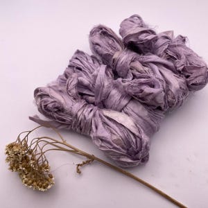 LILA plantgeverfd gerecycled zijden sarilint//zijden touw//handgeverfd//stylinglint//bloemenlint//cadeaulint//lila//lavendel//paars