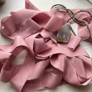 STOFFIG ROZE handgeverfd zijden crêpelint//plant geverfd//eco geverfd//trouwlint//stylinglint//cadeaulint//briefpapierlint//roze//paars