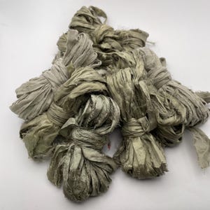 ZILVERGROEN plantgeverfd gerecycled zijden lint sari/zijdekoord/handgeverfd/stylinglint//bloemenlint/cadeaulint/geregenereerde zijde/groen/grijs