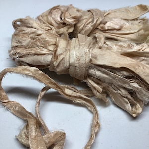 Ruban de soie sari recyclée teinte végétale BLUSH/ficelle de soie/teinte à la main/ruban à coiffer//ruban floral/ruban cadeau/soie de récupération/crème/blush/rose