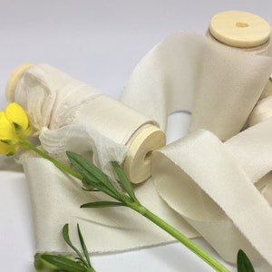 Fita habotai de seda tingida à mão em MARFIM // planta tingida // tingida eco // fita de casamento // fita de buquê // estilo // adereço de foto // fita de presente // marfim // creme