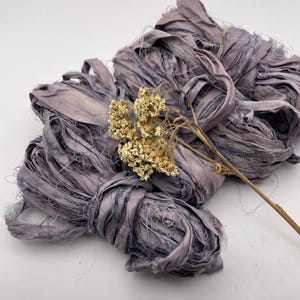 Cinta de seda sari reciclada teñida con planta LAVANDA // Hilo de seda // Teñido a mano // Cinta para peinar // Cinta floral // Cinta de regalo // Azul // Lila // Lavanda