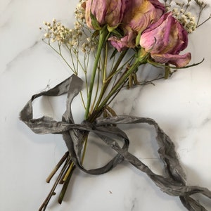 Nastro di seta sari riciclata tinta con piante GUNMETAL GREY//filo di seta//tinto a mano//nastro per lo styling//nastro floreale//nastro regalo//grigio