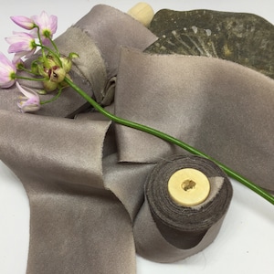 Schiefer pflanzengefärbtes Habotai-Seidenband // handgefärbtes Seidenband // Hochzeitsband // Stylingband // Briefpapierband // grau // Blumenband // Geschenk