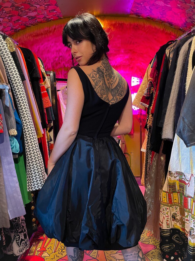 Vintage 60er Jahre Lustiges und einzigartiges schwarzes Peplum Kleid mit Rose Bild 6