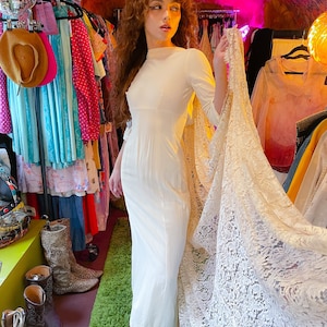 RESERVADO Vestido de noiva vintage dramático com cauda longa de renda e capa branca