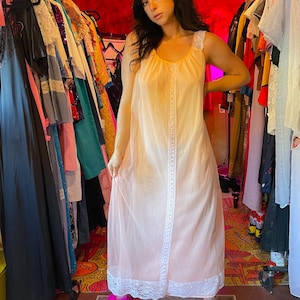 Vintage 1960's Dreamy Pale Peach Nightgown or Dress zdjęcie 1