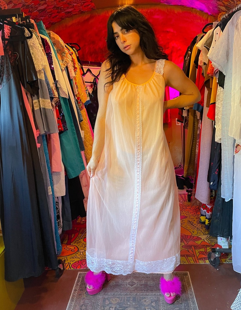 Vintage 1960's Dreamy Pale Peach Nightgown or Dress zdjęcie 1