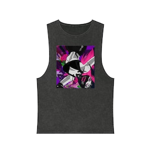 Puede incluir: Una camiseta sin mangas negra con un estampado gráfico de un personaje de anime rosa y negro sobre un fondo distorsionado.