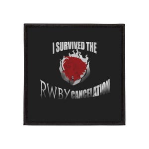 Op de afbeelding: Zwart vierkant patch met de tekst "I SURVIVED THE RWBY CANCELLATION" in wit en zilver. Een rood karakterontwerp staat in het midden, omringd door vlammen.