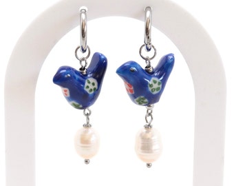 Porseleinen vogeloorbellen met parel, blauwe Huggie-oorbellen, bloemen, kleine hoepeloorbellen, roestvrij staal, tortelduifjes Valentijnsdagcadeau