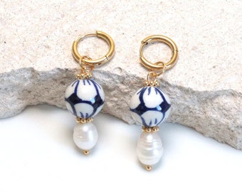 Elegante Huggie-oorbellen, sierlijke blauwe porseleinen pareloorbellen, porseleinen oorbellen met bloemen, kleine hoepeloorbellen, roestvrij staal goudkleur