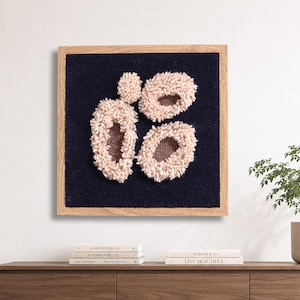 Tuftad väggkonst, väggbonad i ekologisk textil, abstrakt fiberkonst, minimalistisk väggdekor, 100 % ull, ram 32 x 32 cm
