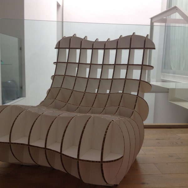 Chaise en carton pour enfants. Mini chaise en carton pour enfant.