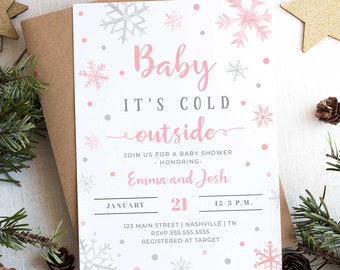 Könnte beinhalten: Eine weiße, rechteckige Einladungskarte für eine Babyparty mit rosa und silbernen Schneeflocken-Illustrationen und rosa Punkten. Der Text lautet Baby IT'S COLD outside, JOIN US FOR A BABY SHOWER HONORING Emma and Josh, JANUARY 21, 12-3 P.M., 123 MAIN STREET NASHVILLE TN, RSVP 555.555.5555, REGISTERED AT TARGET.