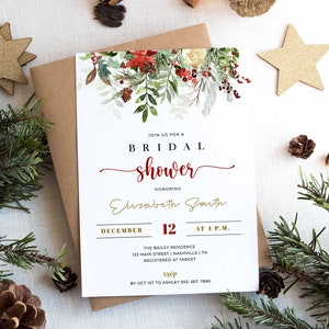 Puede incluir: Una invitaci&oacute;n a una despedida de soltera con un dise&ntilde;o floral con bayas rojas y hojas verdes. El texto de la invitaci&oacute;n dice "Join us for a Bridal Shower" e incluye el nombre de la homenajeada, la fecha y la hora. La invitaci&oacute;n est&aacute; sobre un fondo blanco.