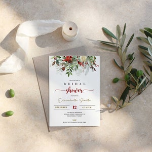 Puede incluir: Una invitaci&oacute;n a una despedida de soltera con detalles florales. La invitaci&oacute;n dice "Join us for a Bridal Shower Honoring Elizabeth Smith" e incluye detalles para el 12 de diciembre a las 4 PM. El dise&ntilde;o incorpora elementos florales rojos y verdes.