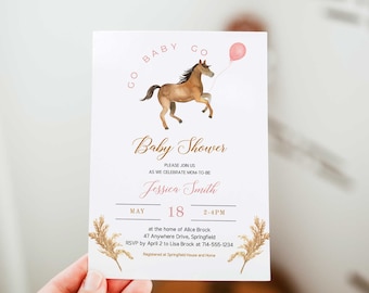 Puede incluir: Una invitación de baby shower blanca con un caballo marrón y un globo rosa. La invitación dice "Go Baby Go" y "Baby Shower". El texto también incluye la fecha, la hora y la ubicación de la ducha. La invitación está decorada con una ilustración de acuarela de trigo.