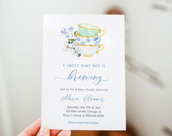 Puede incluir: Invitación a baby shower con una ilustración de acuarela de tazas de té apiladas en verde menta, azul y blanco. El texto de la invitación dice "A Sweet Baby Boy is Brewing" e incluye los detalles del evento.