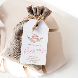 Tagi upominkowe na przyjęcie herbaciane, Tagi z podziękowaniami na baby shower na przyjęciu herbacianym, Tagi upominkowe na baby shower A Baby is Brewing, Tagi do wydrukowania - FB9