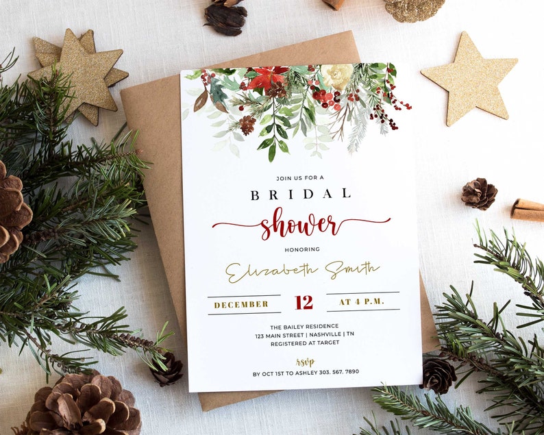 Puede incluir: Una invitaci&oacute;n a una despedida de soltera con un dise&ntilde;o floral con bayas rojas y hojas verdes. El texto de la invitaci&oacute;n dice "Join us for a Bridal Shower" e incluye el nombre de la homenajeada, la fecha y la hora. La invitaci&oacute;n est&aacute; sobre un fondo blanco.