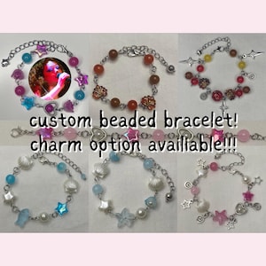 Pode incluir: Cinco pulseiras de contas diferentes com vários pingentes. As pulseiras são feitas com corrente prateada e contas coloridas. Os pingentes incluem estrelas, corações, conchas e flores. O texto "pulseira de contas personalizada! opção de pingente disponível!!!" é exibido na imagem.