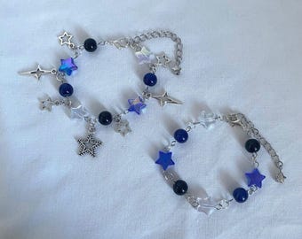 verstelbare kralenbedelarmband handgemaakte donkerblauwe/marineblauwe sterbedels - 'starstruck'