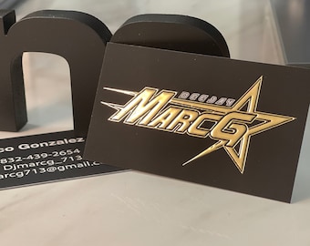 Puede incluir: Tarjeta de visita negra con letras doradas que dicen "DeeJay Marc G" con una estrella dorada y un diseño de rayo.