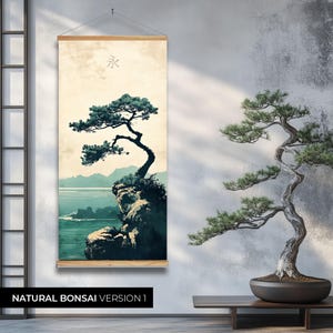 Puede incluir: Una impresión de arte digital de un árbol bonsái estilizado con un esquema de color azul y verde. La impresión presenta un carácter japonés para "agua" en la esquina superior izquierda. La impresión está colgada en una pared con un marco de madera.