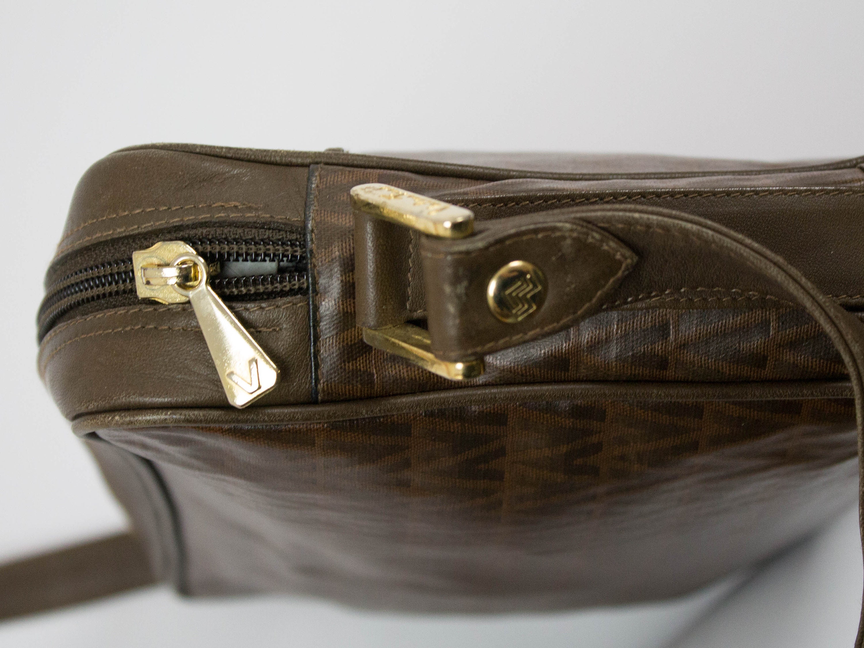 Vintage Mario Valentino, Brown V Logo Pattern, Brown Color, Monogram 80s, Crossbody Bag, Italian Design, Made in Italy, Vinyl Bag, Zipped - Etsy Vintage Mario Valentino, Brown V Logo Pattern, Brown Color, Monogram 80s, Crossbody Bag, Italian Design, Made in Italy, Vinyl Bag, Zipped - Etsy