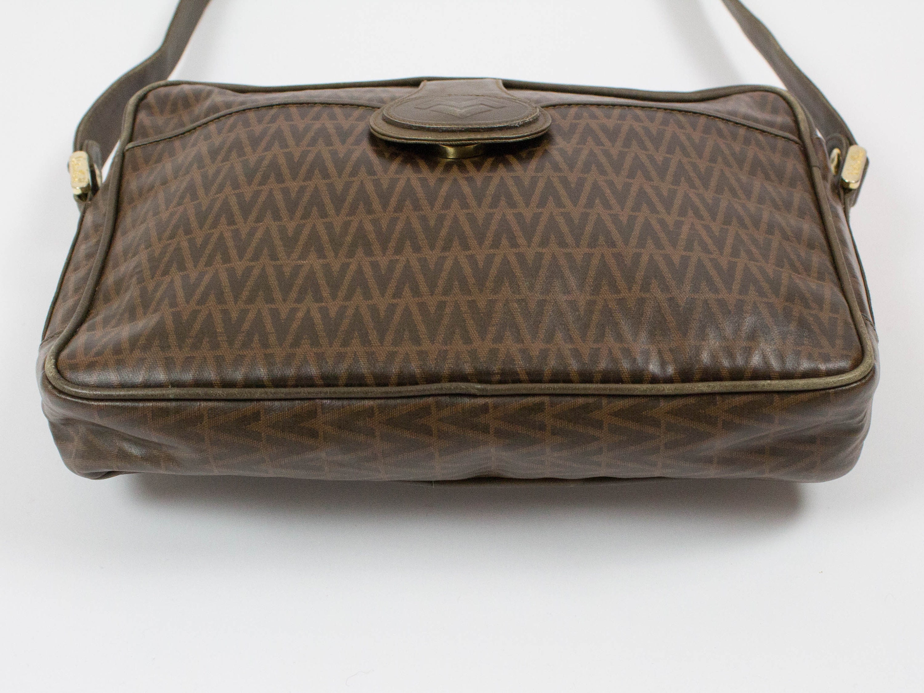 Vintage Mario Valentino, Brown V Logo Pattern, Brown Color, Monogram 80s, Crossbody Bag, Italian Design, Made in Italy, Vinyl Bag, Zipped - Etsy Vintage Mario Valentino, Brown V Logo Pattern, Brown Color, Monogram 80s, Crossbody Bag, Italian Design, Made in Italy, Vinyl Bag, Zipped - Etsy