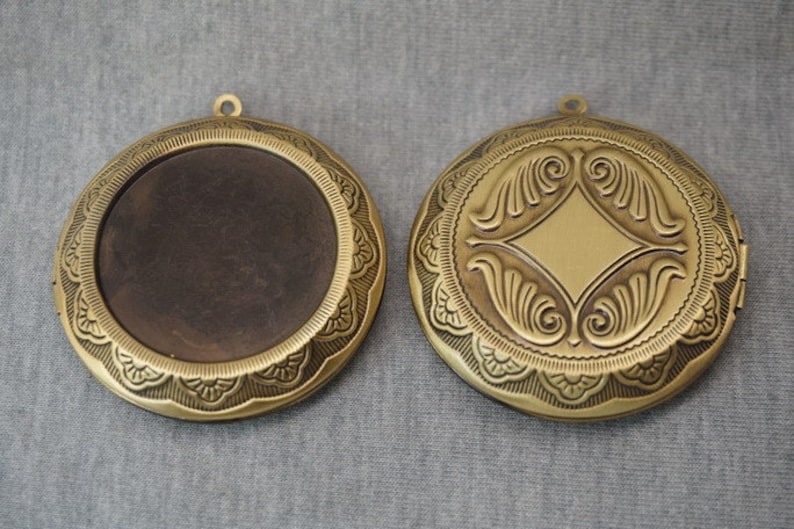 Z04889 3pcs Antique Bronze Plated Copper Round Locket Engraving Flower Carving Big Locket Photo Phase Box Charm Pendant 45x10mm